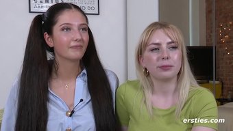 Iki Genç Lanas, Dövmeleri Ve Büyük Doğal Göğüsleriyle Ilk Kez Lezbiyen Bir Deneyim Yaşıyor