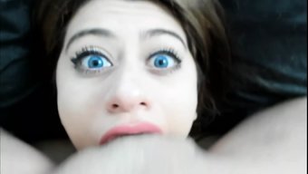Sıcak Bir Videoda Yoğun Göz Teması Kuran Genç (18+)