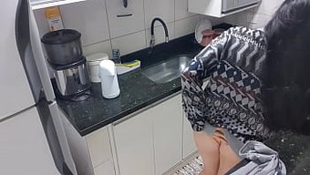 Menina Dulce'Nin Mutfak Solo: Dolgun Latin Güzeli Kendini Tatmin Ediyor