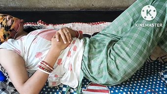 18 Yaşındaki Çocuk, Desi Bhabhi'Nin Amını Parmaklayarak Ve Yiyerek Zevk Alıyor