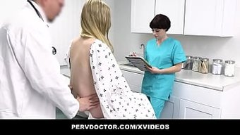 Dövmeli Genç Harlow West, Perv Doktor Ve Hemşire Ile Üçlüde Parmaklanıyor Ve Yalanıyor