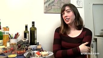 Amatör Genç Fiona, Yeni Oyuncaklarla Mastürbasyon Yapmaktan Keyif Alıyor