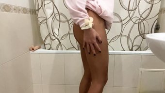 Biseksüel Amatör, Cinselliğini Dildo Ve Duşla Keşfediyor