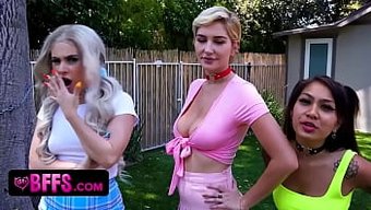 Cosplay Ve File Çorap Giymiş Masum Kızlar Şanslı Bir Adamı Paylaşıyor Ve Onun Boşalmasının Tadını Çıkarıyorlar