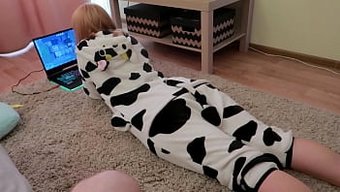 Estiekay'In Sevimli Onesie Ve Kovboy Pozisyonunda Ev Yapımı Anal Sahnesi.