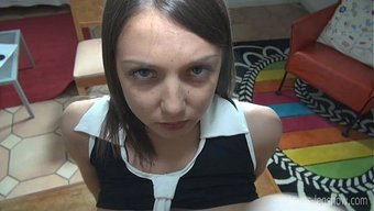 Güzel Kahverengi Saçlı Hatun, Pov Tarzında Harika Oral Seks Yapıyor.
