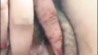 Göğüslü Bebek Büyük Göğüslerini Ve Amını Tek Başına Sergiliyor