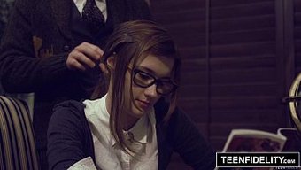 Genç (18+) Alaina Dawson, Öğretmeninden Sakso Çekiyor Ve Içine Boşalıyor