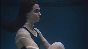 Doğal Esmer Bebek Eliza Dushku Duşta Soyunuyor