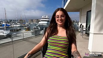 Dövme Delisi Genç Maddy May, Bu Ateşli Videoda Sert Bir Porno Seçmesinde Fena Halde Beceriliyor.