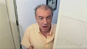 Genç Bir Kızı Seks Için Baştan Çıkaran Olgun Bir Kadının Ev Yapımı Videosu