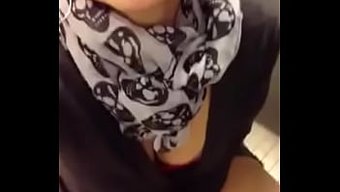 Seksi Karısı Sıcak Bir Solo Videoda Kendini Tatmin Ediyor