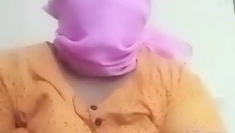 Büyük Doğal Göğüslere Sahip Olgun Hintli Kadın Mastürbasyon Yapıyor