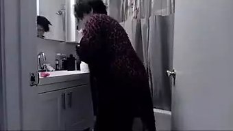 Bir Çift, Bir Popo Tıkaçıyla Canlı Seks Oyuncak Oyunu Oynuyor