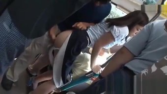 Japonya'Dan Bir Genç Kız Otobüste El Yordamıyla Tutulur Ve Sonra Bir Otoparkta Seks Yapar.