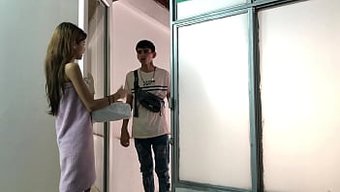 Eve Teslimat Yanlış Gidiyor Ve Küçük Vajinamın Sığmadığı Büyük Bir Aleti Var. Ispanyol Pornosu