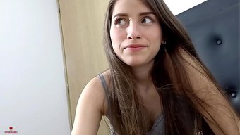 Üvey Kız Kardeşim Beni Çıplak Yakaladı, Bu Yüzden Ona Aletimi Göstermek Zorunda Kaldım.