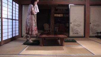 Japon Anne Üvey Oğlundan Ilgi Bekliyor