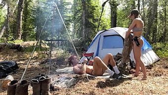 Amatör Çift Alaska Vahşi Doğasında Çıplak Kamp Yapıyor