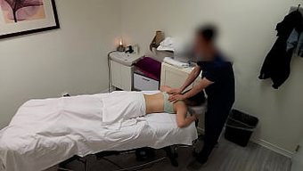 Güzel Bir Japon Garson Ilk Başta Bir Masaj Terapistinin Ilerlemelerini Inkar Eder, Ancak Masajdan Sonra Mutlu Görünür.