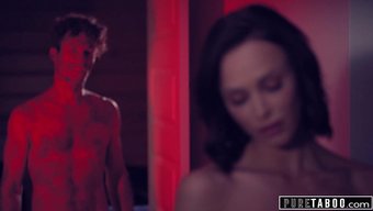 Çılgın Orospu Emily Willis, Yasak Bir Sahnede Takip Edilip Sikişiyor.
