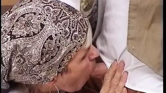 Olgun Geleste'Nin Büyük Doğal Göğüsleri Anal Tedavi Alıyor