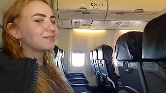 Genç Kız Uçakta Sıcak Bir Sakso Ve El Işi Yapıyor