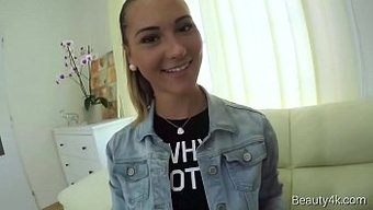 Tıraşlı Bebek Naomi Bennet, Sert Bir Sakso Ve Sikişe Dalıyor