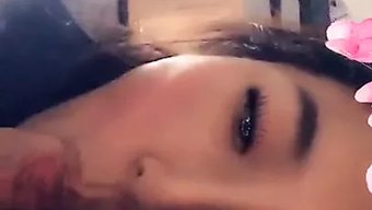 Asyalı Kız Snapchat'Te Sakso Çekiyor