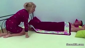 Olgun Milf, Üvey Oğlunu Anal Seks Öncesi Oral Seksle Uyandırıyor