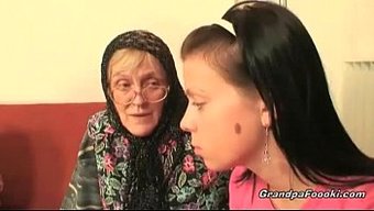 Göz Alıcı Bir Kadın, Yaşlı Bir Kadına Bir Erkeğin Penisinde Oral Seks Yapmasına Yardımcı Olur Ve Üçlü Bir Deneyimde Yer Alır.