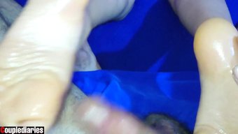 Evli Arap Kadın, Kocasına Erotik Alt Tonlarla Ayak Masajı Yapıyor Ve Kocası Ayaklarına Boşalıyor.