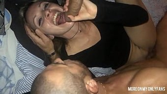 Tina'Nın Genç Ağzı Iki Azgın Babayla Doluyor