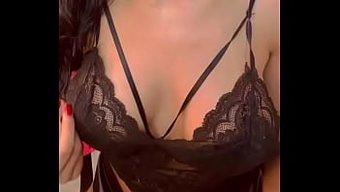 Bu Sıcak Videoda Doğal Göğüslerin Zevkini Yaşayın