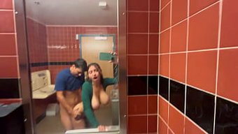 Göğüslü Fahişe Hailey Rose, Whole Foods Banyosunda Halka Açık Bir Creampie Alıyor