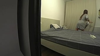 Rus Karısı, Kocasının Arkadaşıyla Açık Bir Video Içinde Maddi Nedenlerle Aldatıyor