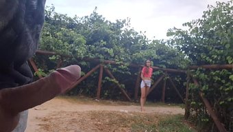 Bir Kız Sokakta Mastürbasyon Yaparken Yakalandı Ve Bir Adam Ona Yardım Etti.