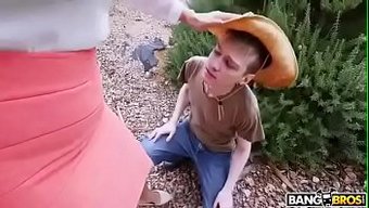 Açık Hava Zevki: Azgın Milf Oral Seks Ve Am Yalama Ile Keyif Alıyor
