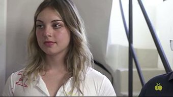 Üvey Baba, Komşusuna Dövme Yaptırmak Için Üvey Kızını Da Getiriyor.