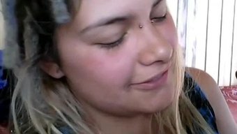 Bu Sıcak Videoda Sarışın Bir Şeytan Tarafından Tatmin Edici Bir Şekilde Becerildi