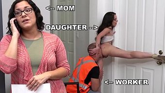 Göğüslü Genç Gia Paige Arkadan Beceriliyor