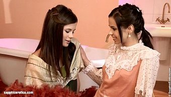 Capric Ve Sapphic Erotica Ile Lezbiyen Seks Sahnesi - Öpüşme Ve Cunnilingus