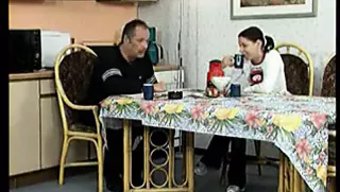 Azgın Karı, Babasının Karısı Ve Başka Bir Kadınla Eğlenceye Katılıyor