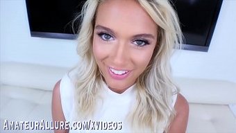 Athena Palomino'Nun Derin Boğaz Becerilerinin Yakın Çekimi Ve Boşalma