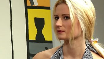 Gerçek Bir Genç Sarışın, Ürkek Bir Kişiliğe Sahip, Açık Içerikle Meşgul Oluyor