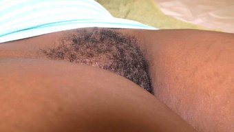 Amatör Siyah Kızın Tüylü Amcığı Büyük Bir Beyaz Penis Tarafından Nüfuz Edilir Ve Spermlerle Kaplanır