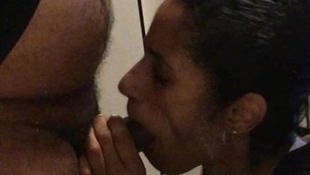 Neredeyse Hiç Dişi Olmayan Afrikalı Siyah Bir Kadın Sıcak Videoda
