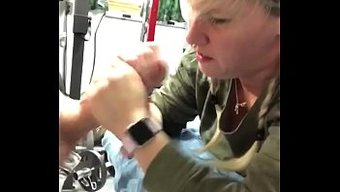 Bir Milf, Öğle Arasında Derin Boğaz Masajı Yapıyor.
