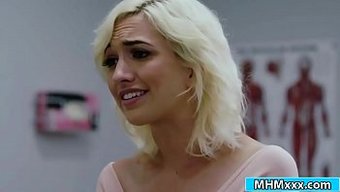 Sıcak Bebek Elsa Jean, Doktorunun Amını Yalayarak Duygusal Bir Oral Seks Yapar