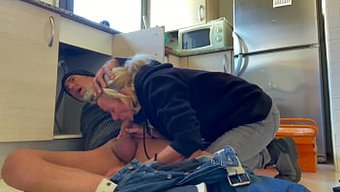 Uyarıcı Bir Matron, Mutfakta Tamirciye Oral Seks Yapar Ve Ağzında Meni Tutar.